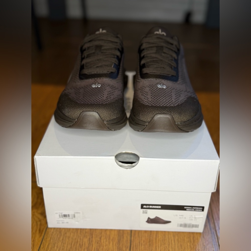 ALO Yoga Unisex Runner Sneakers in Espresso NWT - Picture 2 of 7
